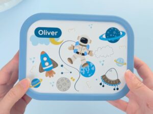 blauwe broodtrommel met astronaut-design en de tekst Oliver