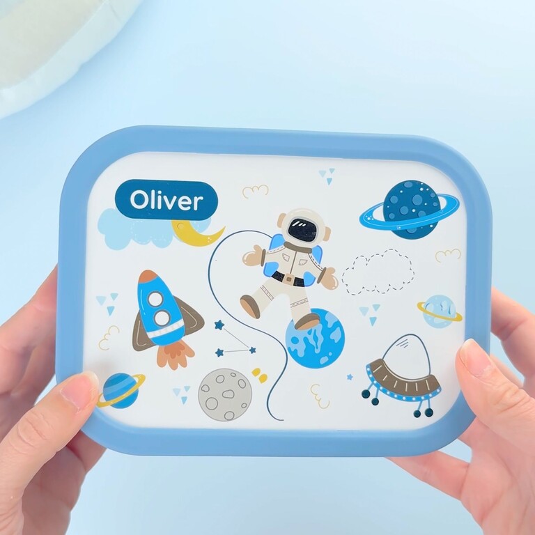 Gepersonaliseerde broodtrommel met ruimtemotief en de naam Oliver