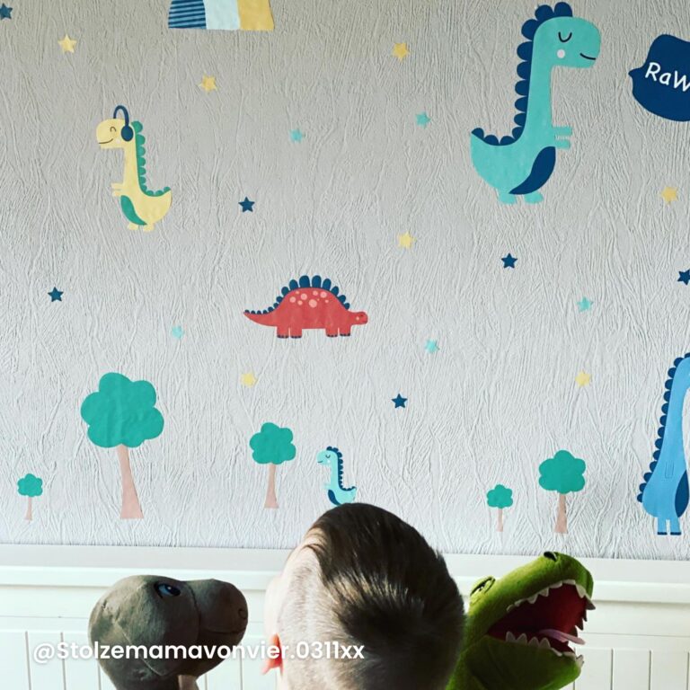 klantfoto van dinosaurus muurstickers op de muur bij een klant thuis