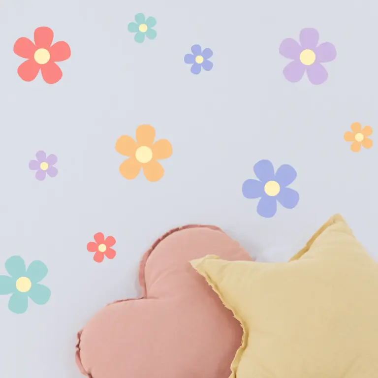 Daisy (meerkleurig) muurstickers geplakt op een muur