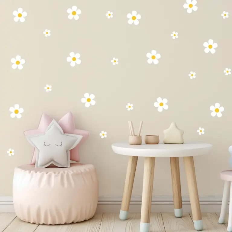 Daisy (wit) muurstickers geplakt in een kinderkamer