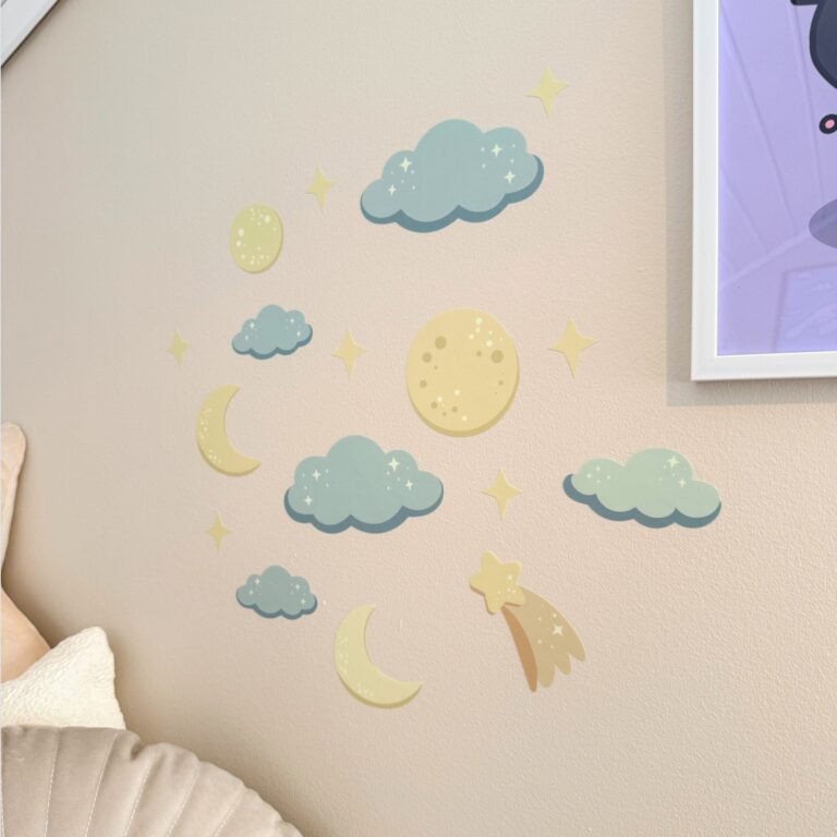 glow-in-the-dark muurstickers met nachthemel geplakt op een kinderkamermuur