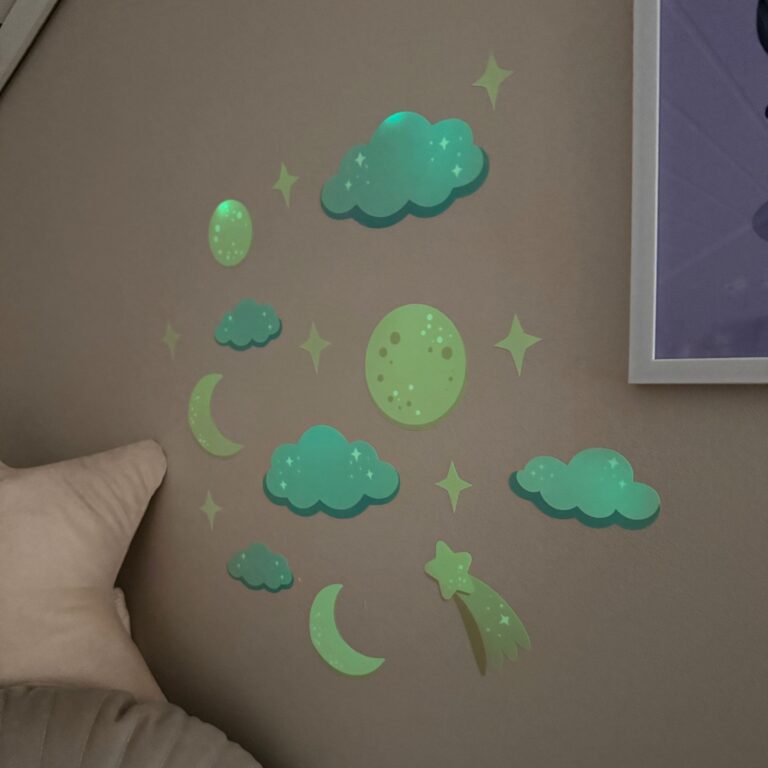 lichtgevende muurstickers met nachthemel-motief in een kinderkamer in het donker