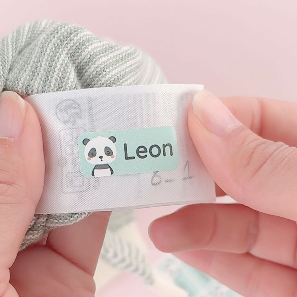 Gepersonaliseerd naamsticker met panda en de tekst leon op een waslabel