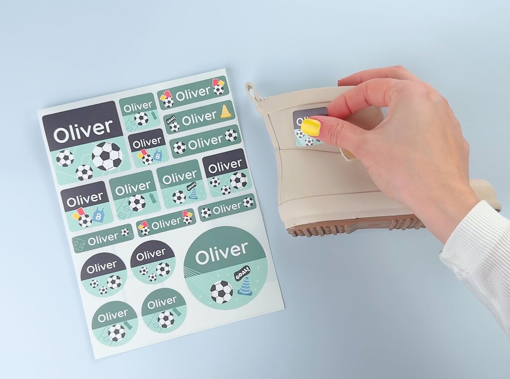 Set met grote gepersonaliseerde naamstickers met de naam oliver en voetbalmotief