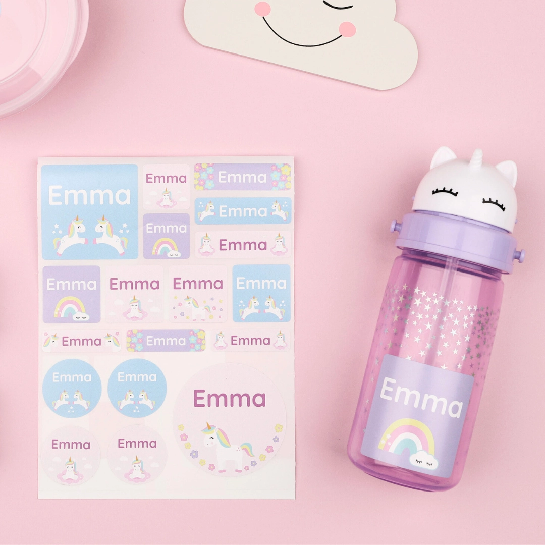 Naamstickers met eenhoornontwerp en een bijpassende drinkfles.