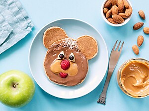 Berengezichtpannenkoek met appelschijforen, bosbessenogen en een frambozenneus
