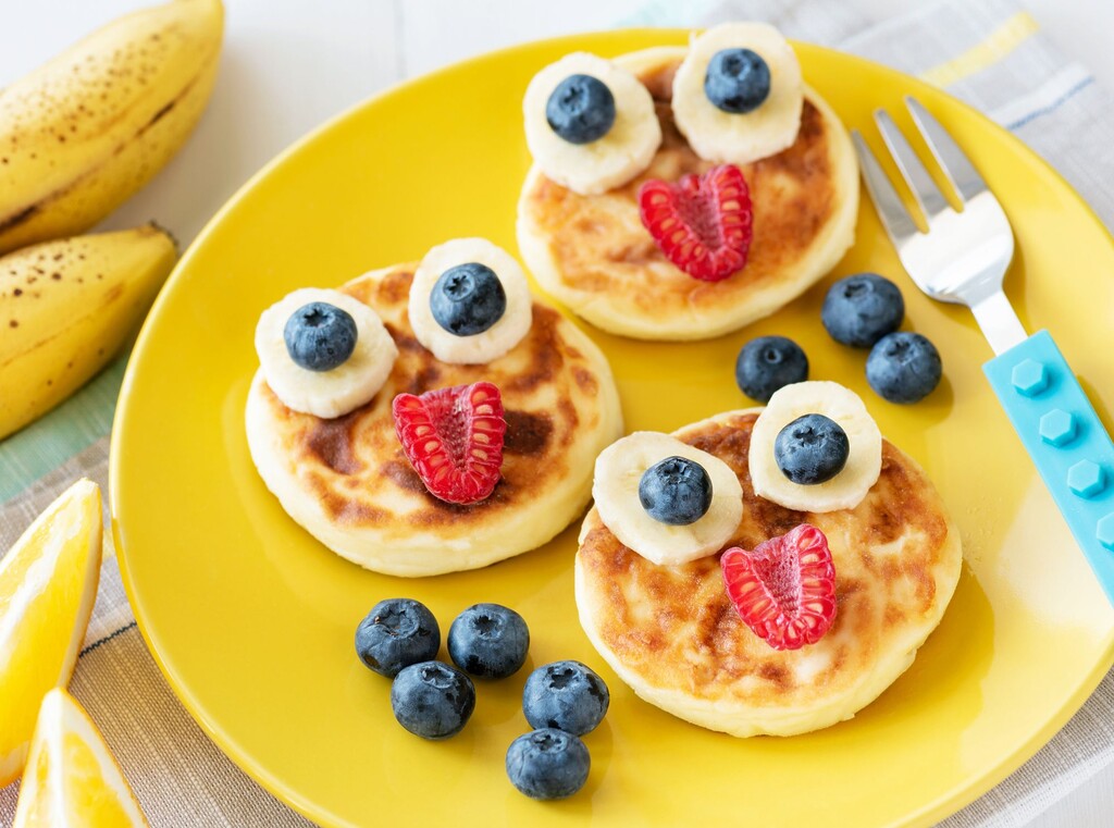 Leuk eten voor kieskeurige eters 1 Smiley gezicht pannenkoekjes met banaan en bosbessentopping