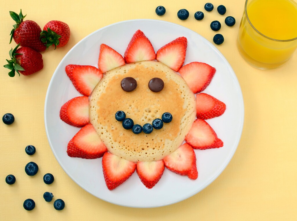 Leuk eten voor kieskeurige eters 3 Zonvormige pannenkoek met plakjes aardbei en bosbessenlach