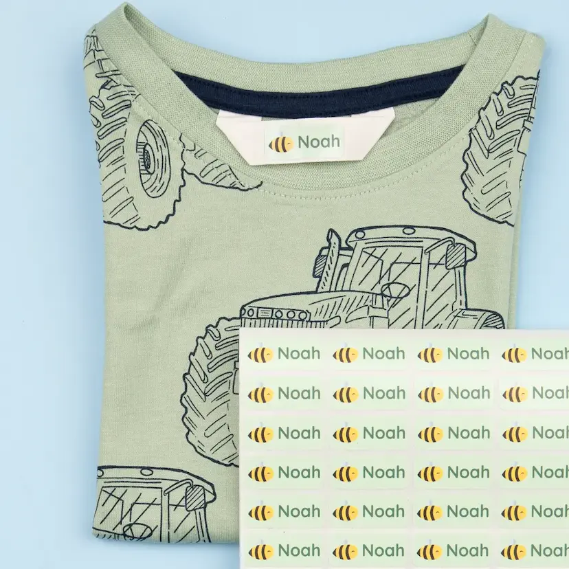 Naamstickers met bijtje op een t-shirt