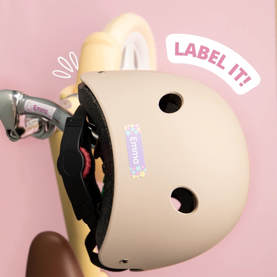 Naamlabels op een fietshelm en stuur van een kinderfiets.