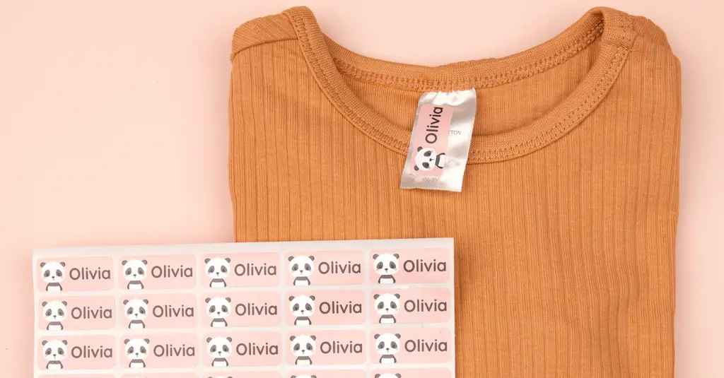 Roze naamsticker met pandamotief en de naam olivia op een ingenaaid kledinglabel