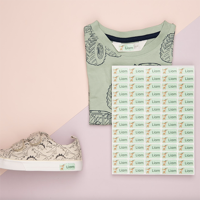Naamstickers op een t-shirt