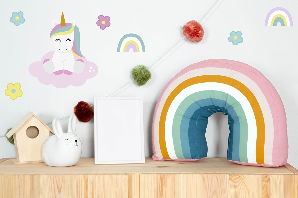 Muurstickers voor de kinderkamer: stijlvolle en eenvoudige wanddecoratie 1 Kinderkamer met eenhoornmuurstickers en een regenboogkussen.