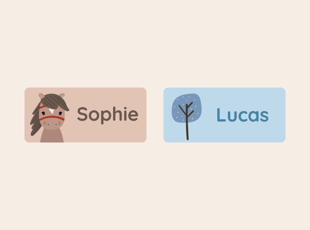 Twee gepersonaliseerde naamstickers: één met een paard en de naam sophie, en één met een boom en de naam lucas