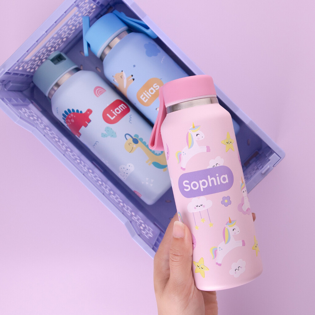 Gepersonaliseerde drinkflessen in verschillende kleuren.