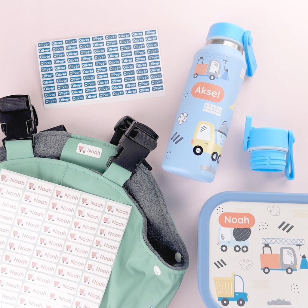 Naamstickers voor kinderen gebruiken: een praktische gids 1 Gepersonaliseerde rugzak, drinkfles, broodtrommel en naamstickers met voertuigen voor kinderen