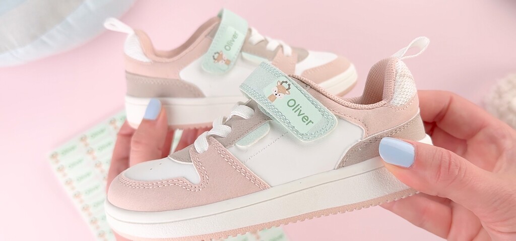 Naamstickers voor kinderen gebruiken: een praktische gids 2 Close-up van een roze-witte kinderschoen met een naamsticker op de klittenbandsluiting