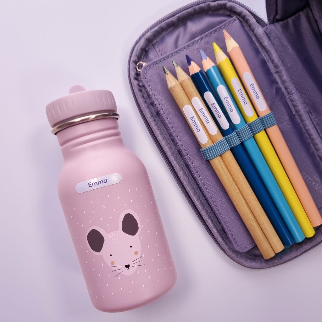 Roze drinkfles met muisontwerp en etui, beide voorzien van gepersonaliseerde naamstickers