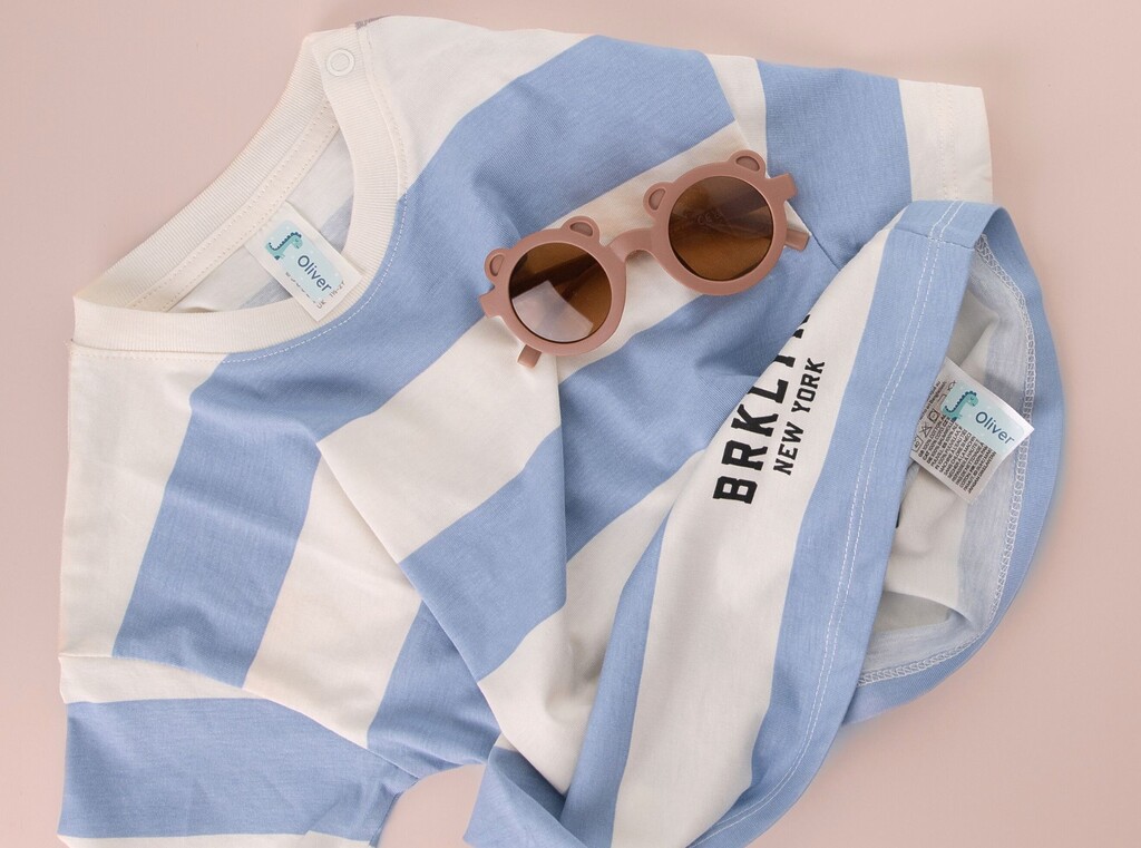 Extra kleren op het kinderdagverblijf 3 Gestreept shirt en zonnebril voor de kinderopvang, gelabeld met gepersonaliseerde plaklabels.