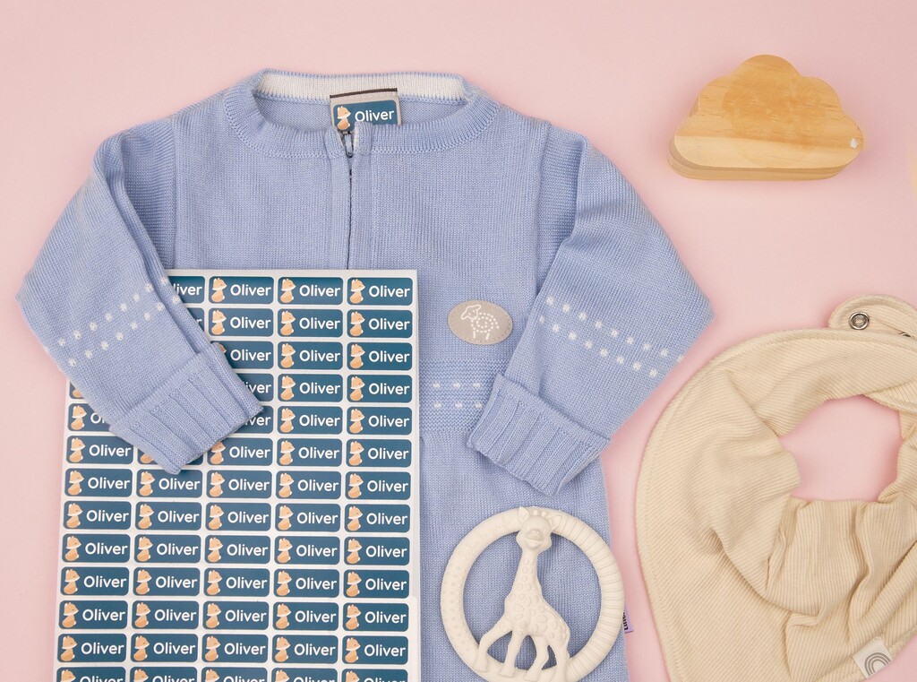 Extra kleren op het kinderdagverblijf 4 Flatlay van extra kleding en spullen voor de kinderopvang, gepersonaliseerd met een set naamstickers met de naam "oliver".