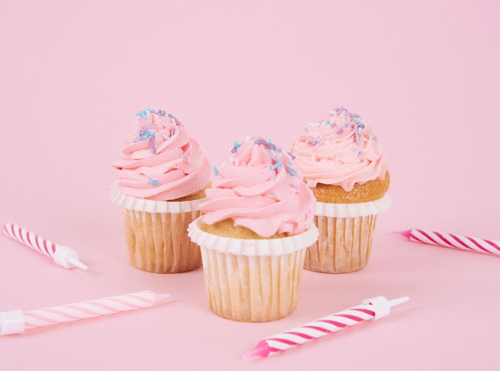 Cupcakes met roze glazuur en sprinkles, ideaal voor een verjaardag.