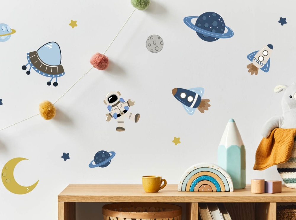 Wandstickers met astronaut- en ruimtethema’s.