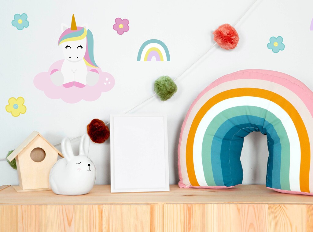 Muurstickers met een eenhoorn, regenbogen en bloemen in een vrolijke kinderkamer