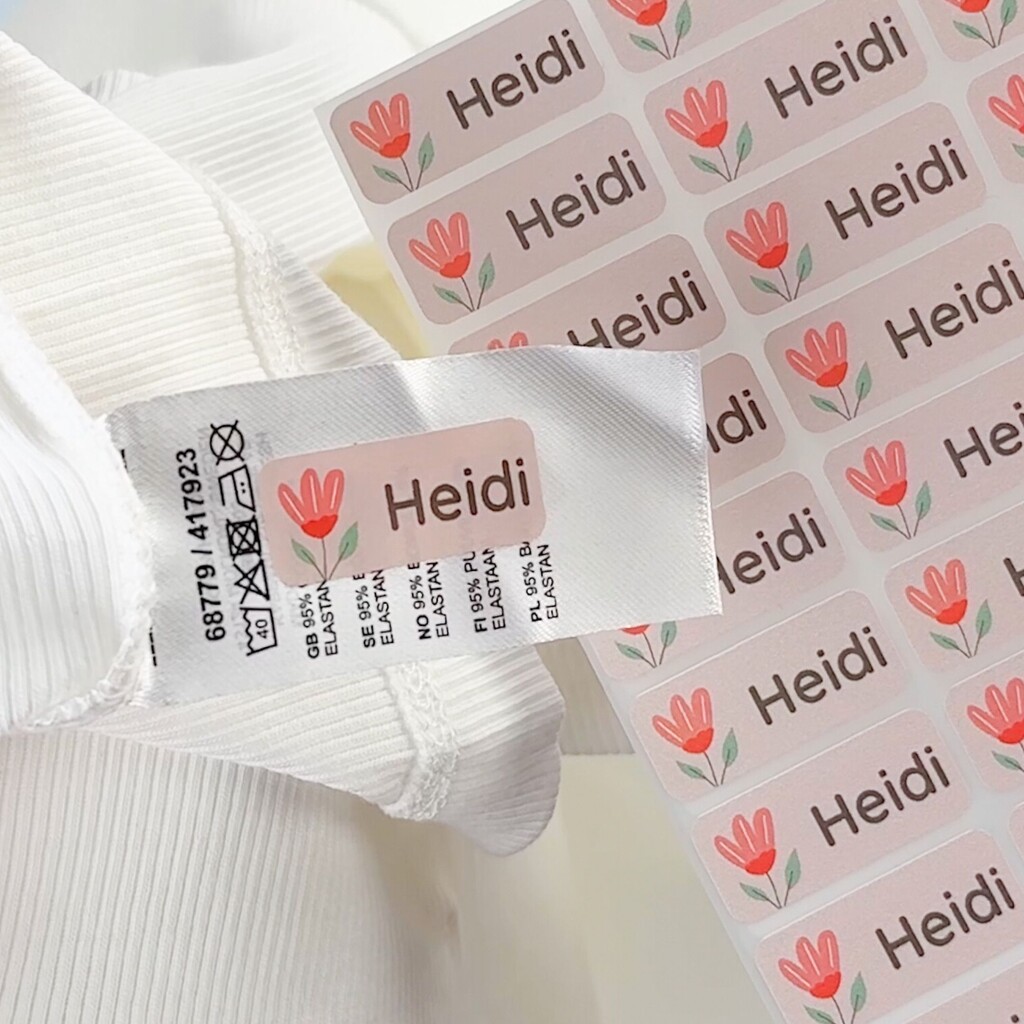 Waarom het labelen van persoonlijke spullen belangrijk is in verzorgingshuizen 3 Gepersonaliseerd naamsticker op een synthetisch kledinglabel