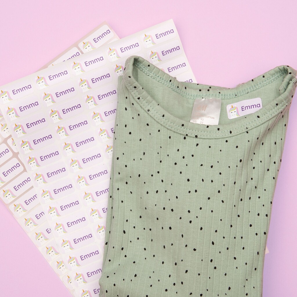 Opstrijklabels verwijderen stap voor stap 2 Strijketiket met een eenhoorn en de naam emma op een shirt