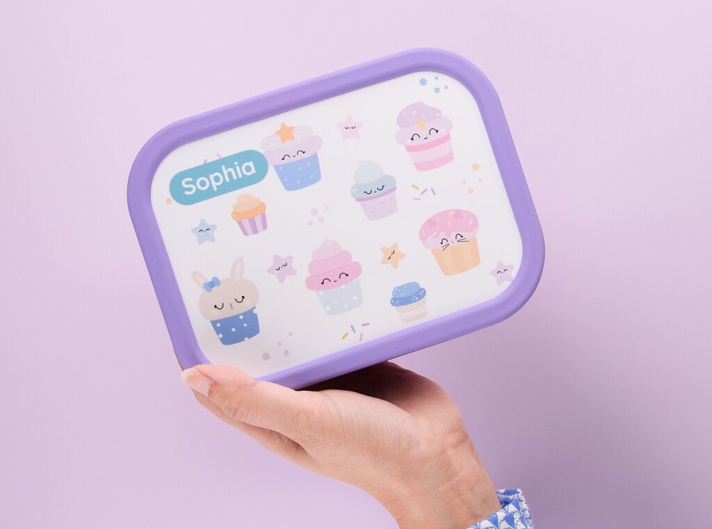 Paarse gepersonaliseerde broodtrommel met cupcake-motief en de naam sophia op het deksel gedrukt