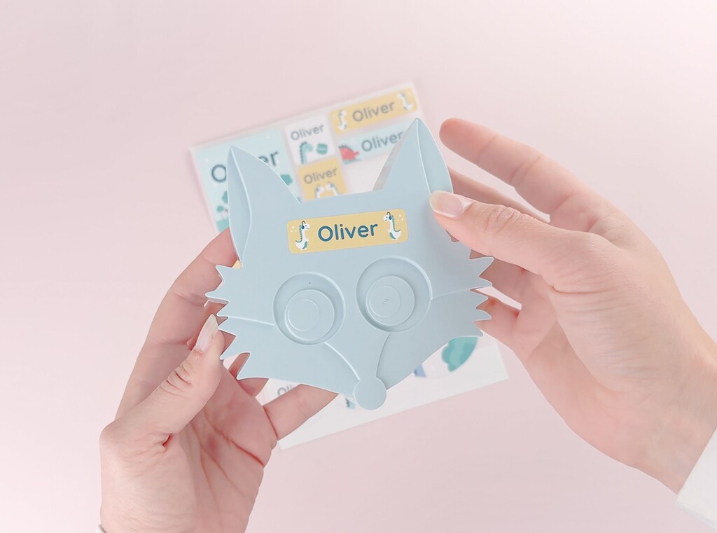 Naamstickers voor kinderen gebruiken: een praktische gids 3 Broodtrommel met een naamsticker met dinosaurus en de naam oliver