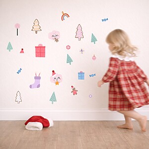 Holly Jolly muurstickers op de muur met eeen kind