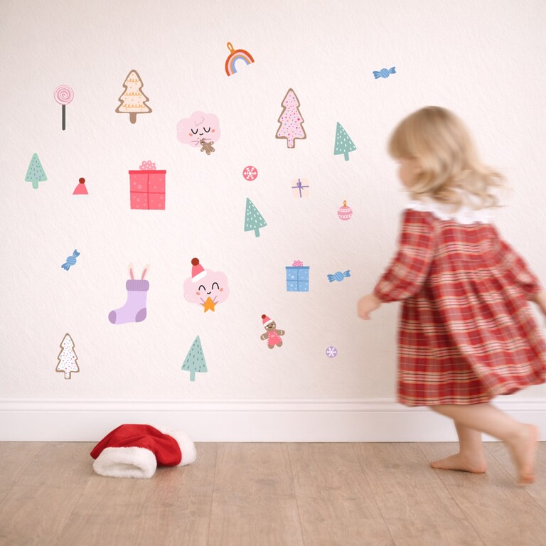 Holly Jolly muurstickers op de muur met eeen kind
