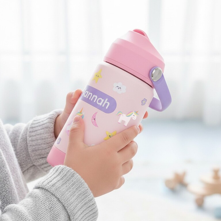 kind die vasthoudt en roze drinkfles