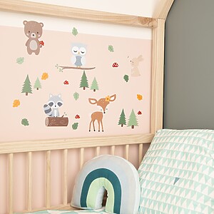 Bosdieren-muurstickers op de muur naast een kinderbed