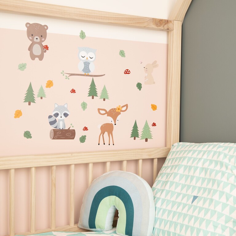 Bosdieren-muurstickers op de muur naast een kinderbed
