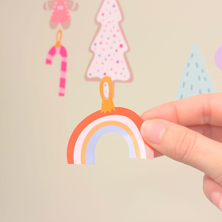 Holly jolly muurstickers- en hand die vasthoudt en van pynteelementene vormig die en regnbue