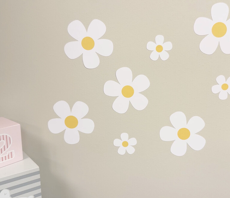 Daisy (wit) muurstickers geplakt op een muur