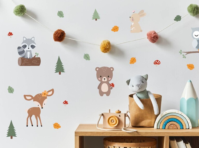 muurstickers met bosdieren op een witte muur