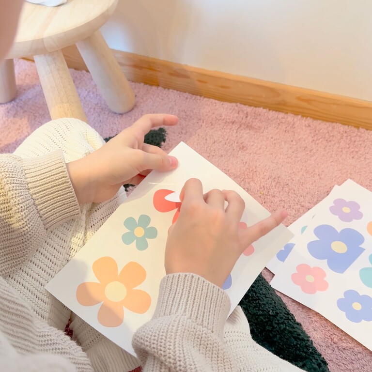 Daisy (meerkleurig) muurstickers die door een kind van het vel worden losgemaakt