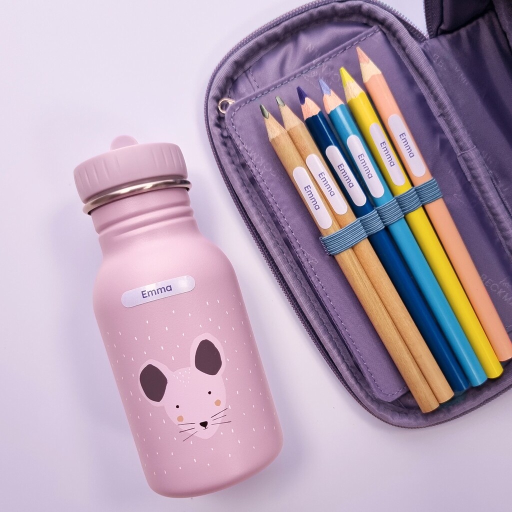 Klaar voor school! Zo maken naamlabels de schoolstart makkelijker 2 Potloodstickers op een drinkfles en potloden